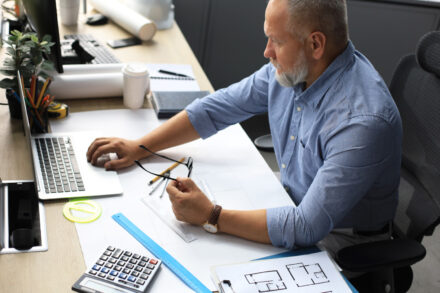 Artisans prenant connaissance des nouveautés de la loi de finances 2026.