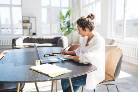 Travailleur indépendant se renseignant sur les dispositifs de chômage.